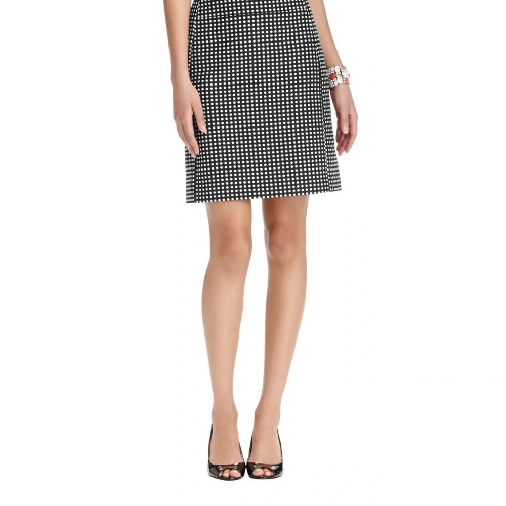 Ann Taylor 8 Black, Tan & White Pencil skirt w/hook and back zip closure.